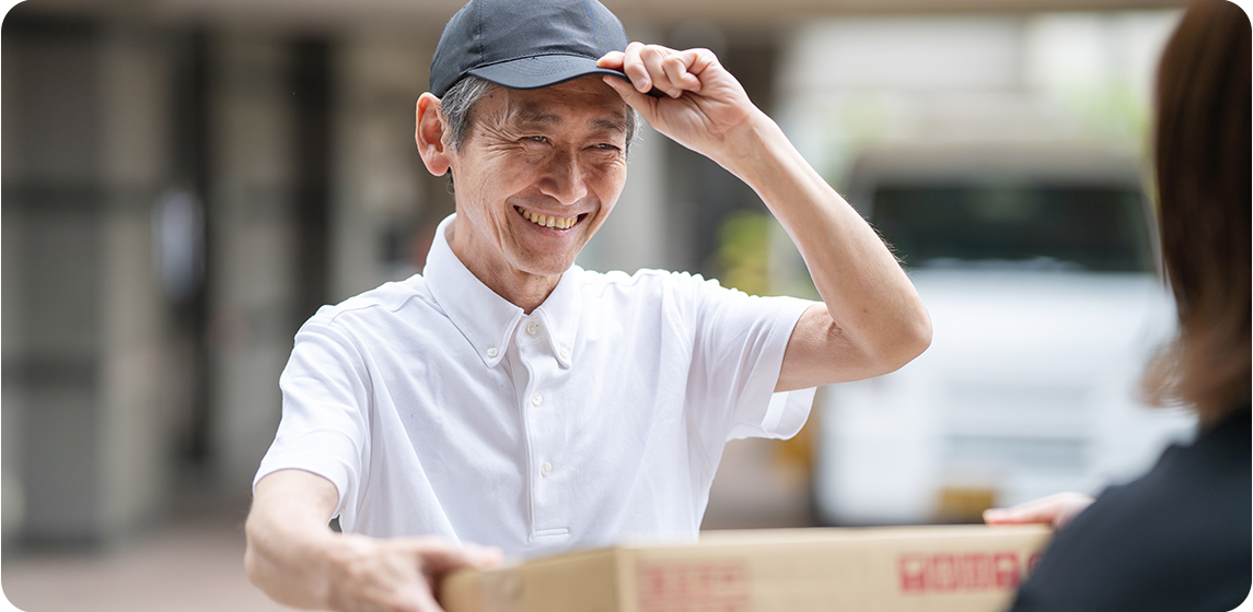 荷物をもつひとイメージ