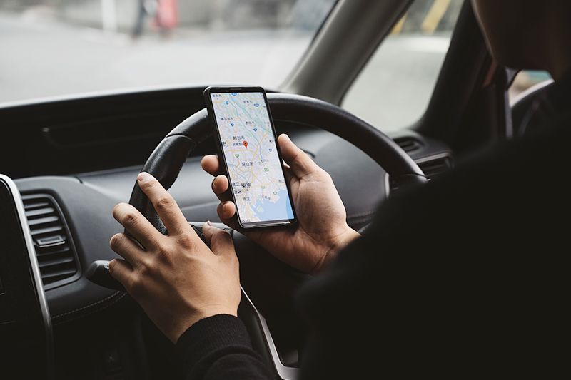 スマホながら運転は危険!その背景と罰則 - ハウンドジャパン株式会社